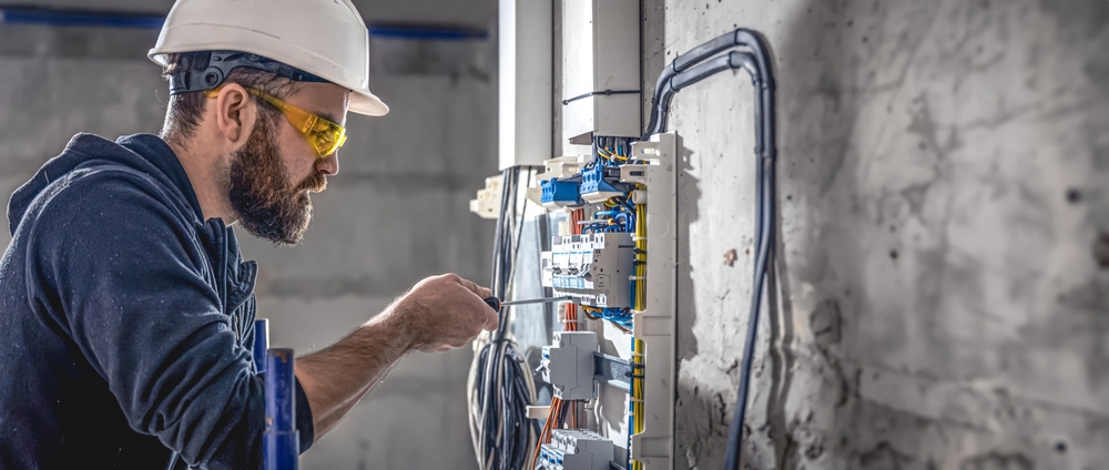 électricien en plein travail sur un chantier