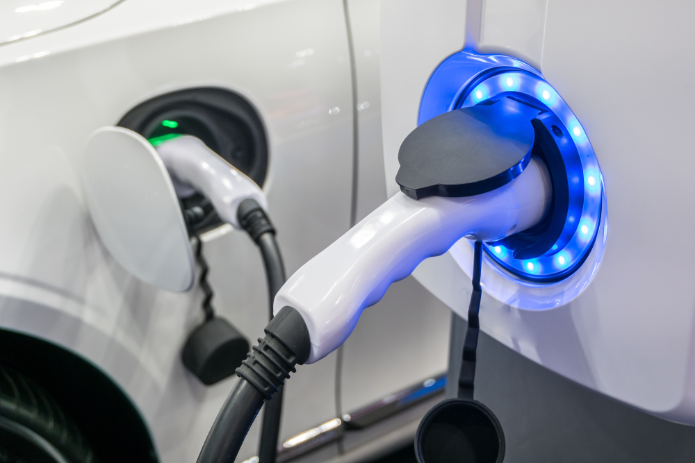 Voiture en cours de chargement sur une borne électrique