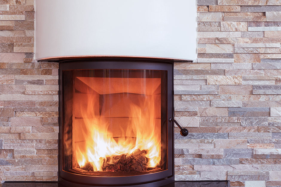 Poele à bois allumé dans une maison 