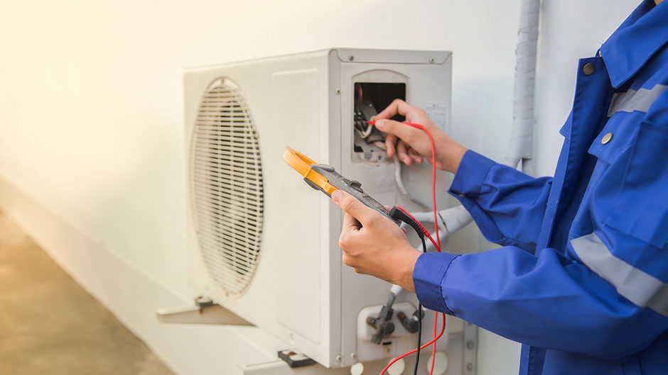 personne effectuant une maintenance sur une pompe à chaleur