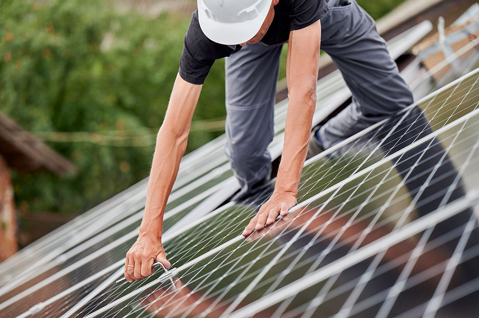 Personne installant des panneaux photovoltaïques dans le 77