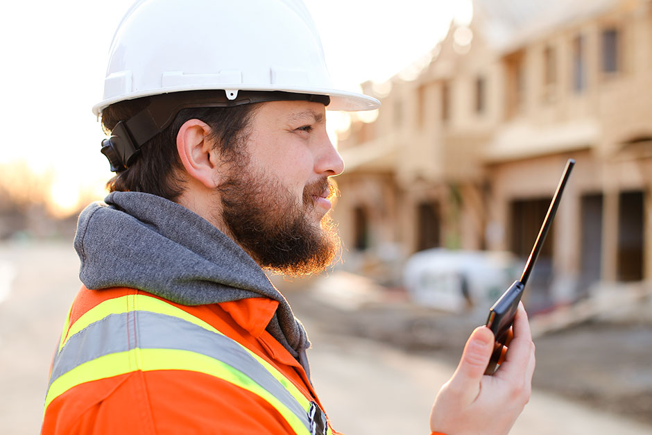 Personne effectuant des mesures pendant des travaux 